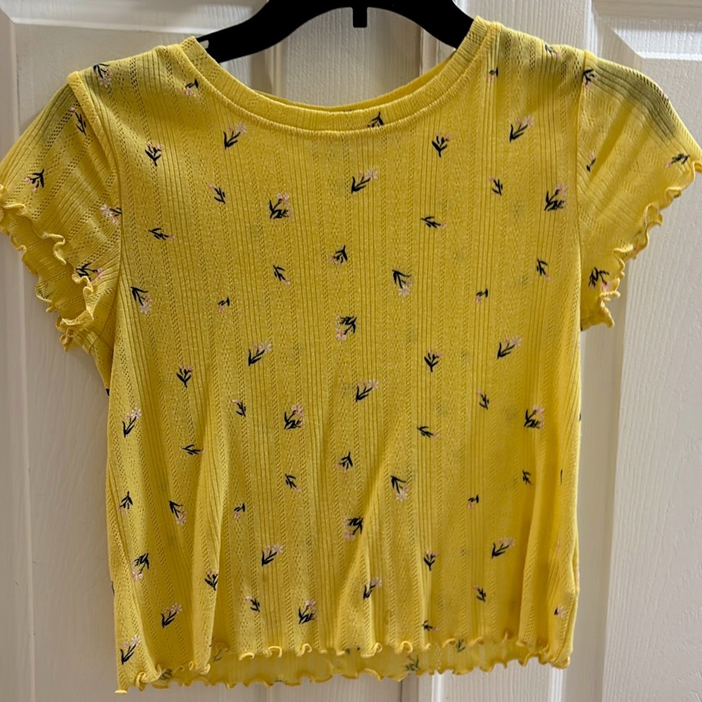 Clean yellow flowery blouse with ruffle pattern on sleeves